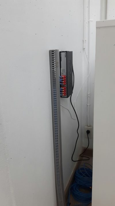 เดินสาย LAN 15 จุด ยืดกับผนัง พร้อมใส่เบอร์ ที่ บริษัท อีอ๊อกซ์ (กรู๊ท) จำกัด