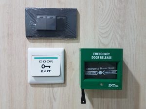 ติดตั้ง เครื่องสแกนนิ้ว + EMERGENCY EXIT ที่ บริษัท พร้อมเจรจา จำกัด